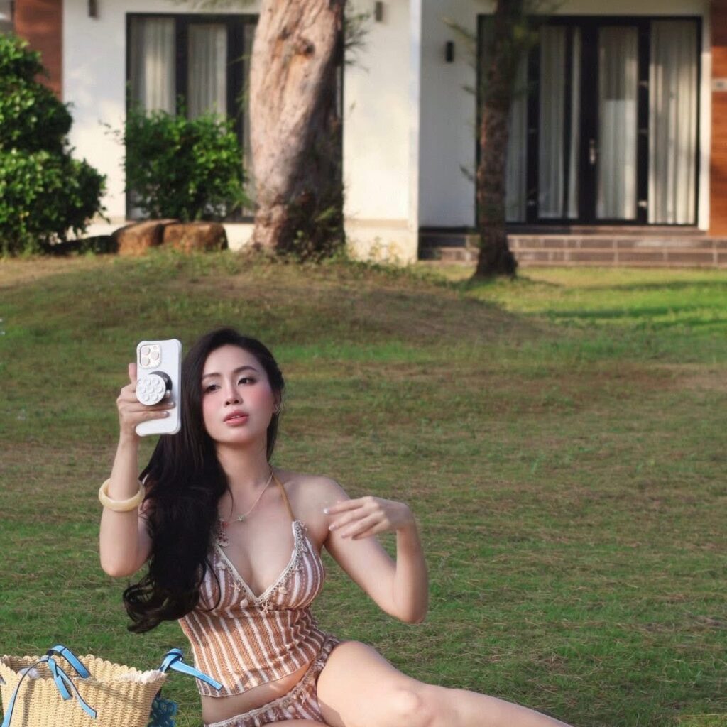 Hình Ảnh Cô Gái Vui Vẻ Hiện Tượng Thể Hiện Xu Hướng Thời Đại Với Nhiều Ý Nghĩa Đa Chiều